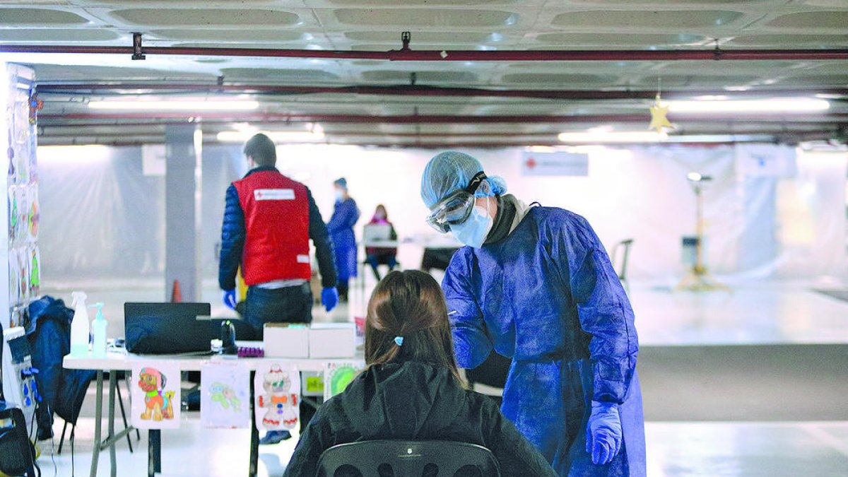 Una persona fent-se una TMA a la plaça de Braus.