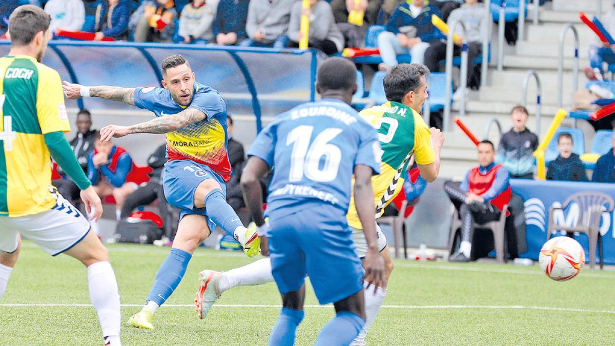 L'extrem tricolor Marc Fernández en el moment de fer un gol contra el Sabadell.