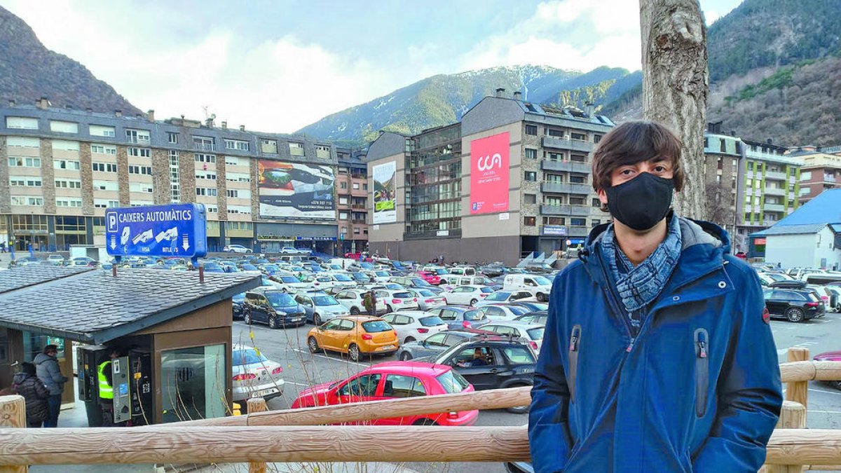 El conseller Sergi González, ahir a l'aparcament del Parc Central.