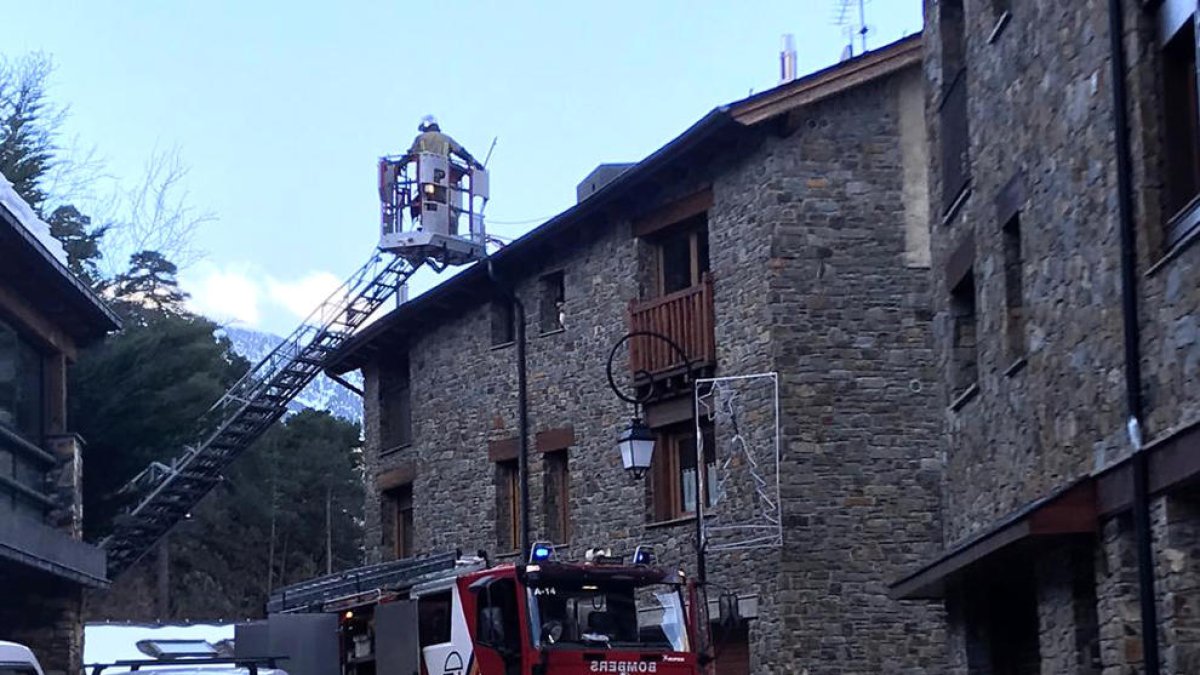 Els bombers treballant a la zona de l'incendi.