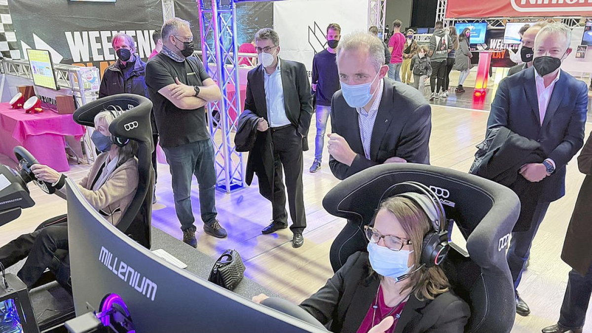 Rosa Gili, cònsol major, provant 'Sim Racing'.