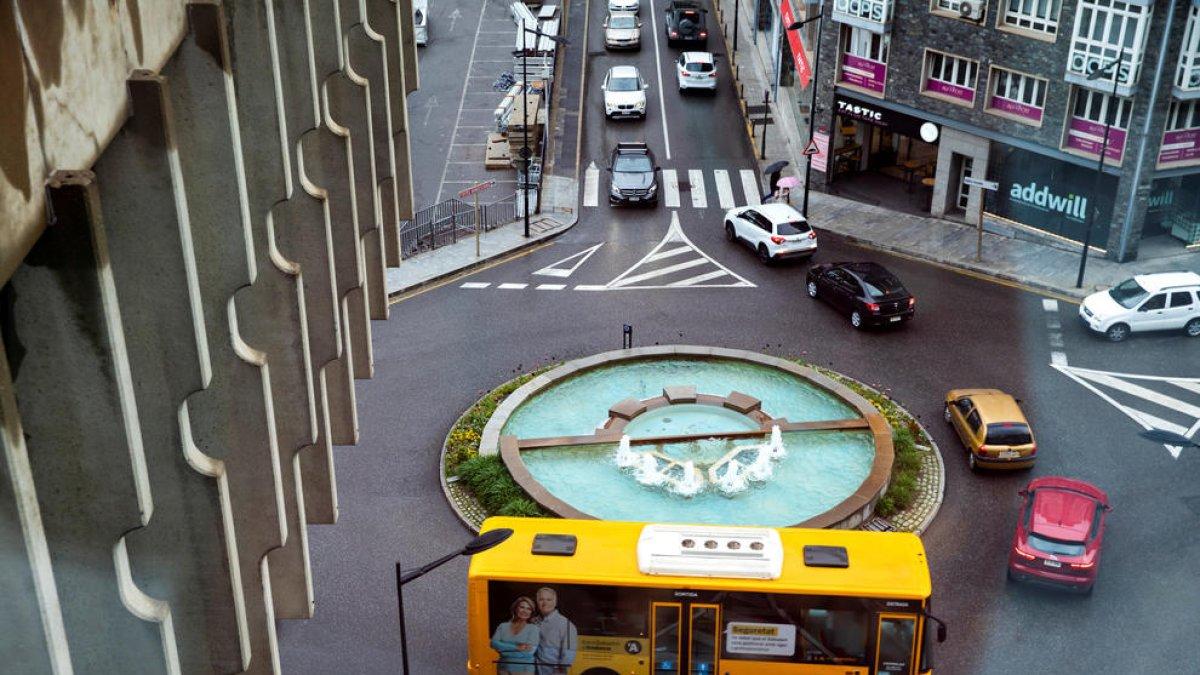 Un autobús a la rotonda de Govern.