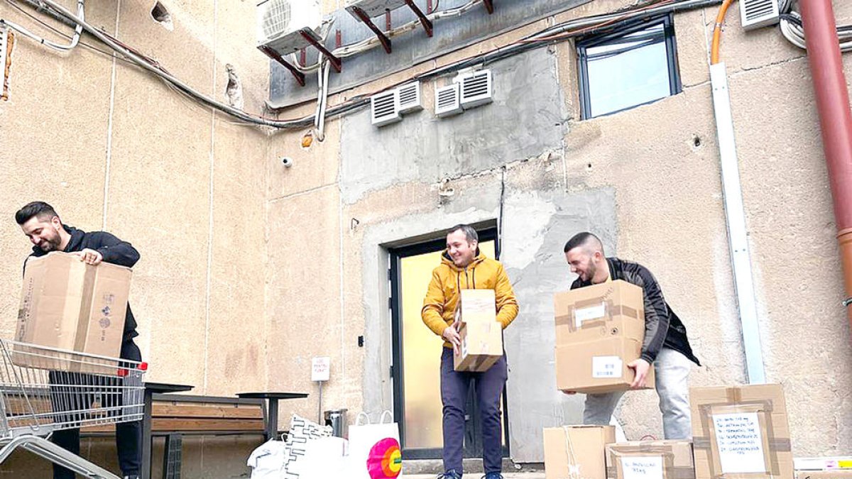 Personal de l'ONG de Romania recull el material que s'enviarà a terres ucraïneses.