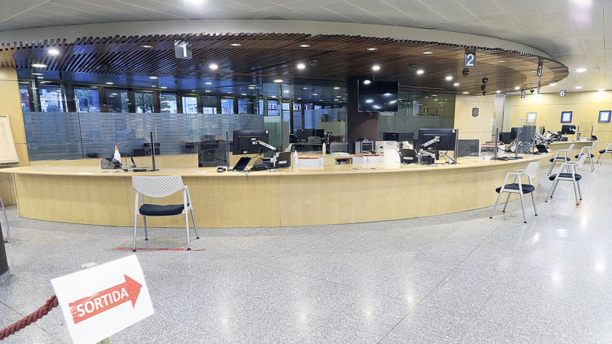 El servei de tràmits del Govern, buit.