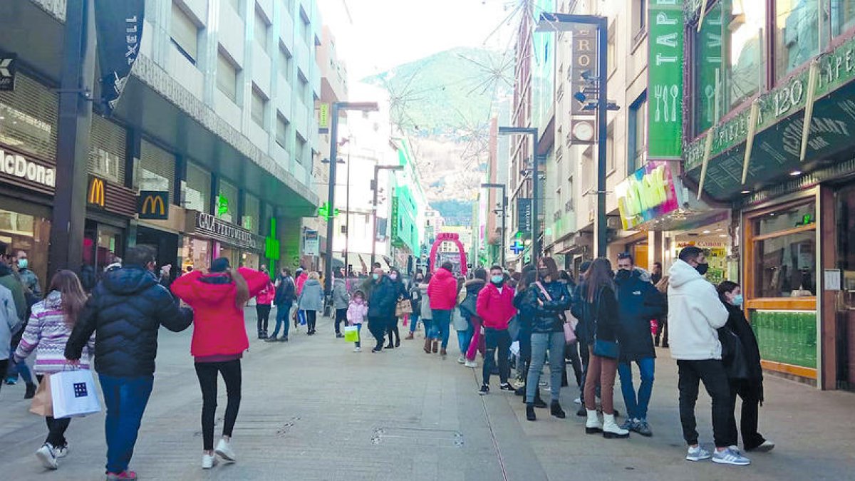 Retencions de vehicles i carrers plens de turistes
