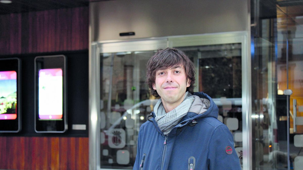 Sergi González, davant de l'edifici del comú.
