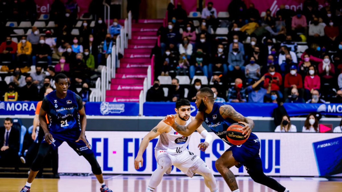 Miller-McIntyre i Diagne en una acció del partit