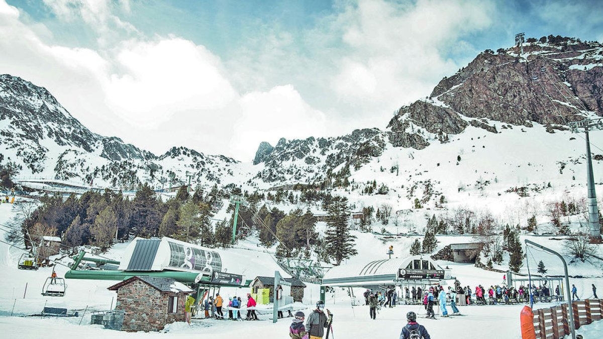 Esquiadors en un dels accessos de l'estació d'Arcalís.
