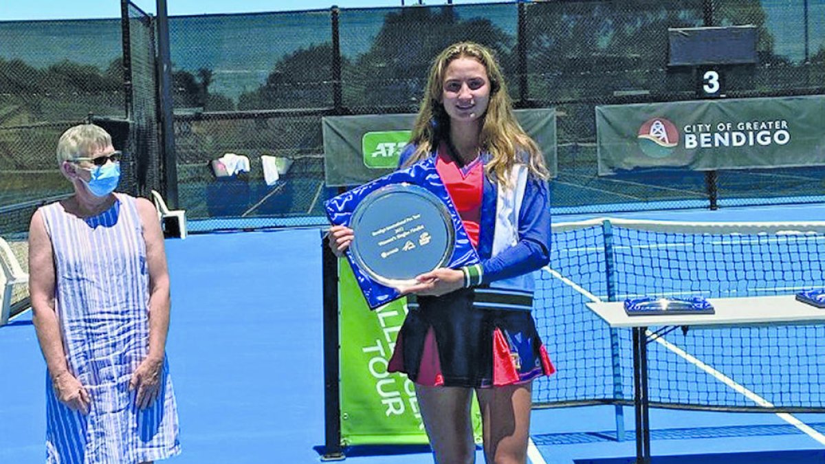 Vicky Jiménez Kasintseva, amb el trofeu de subcampiona a Austràlia.