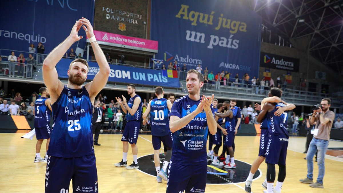 Els jugadors tricolors celebrant la victòria contra l'Hereda San Pablo Burgos.