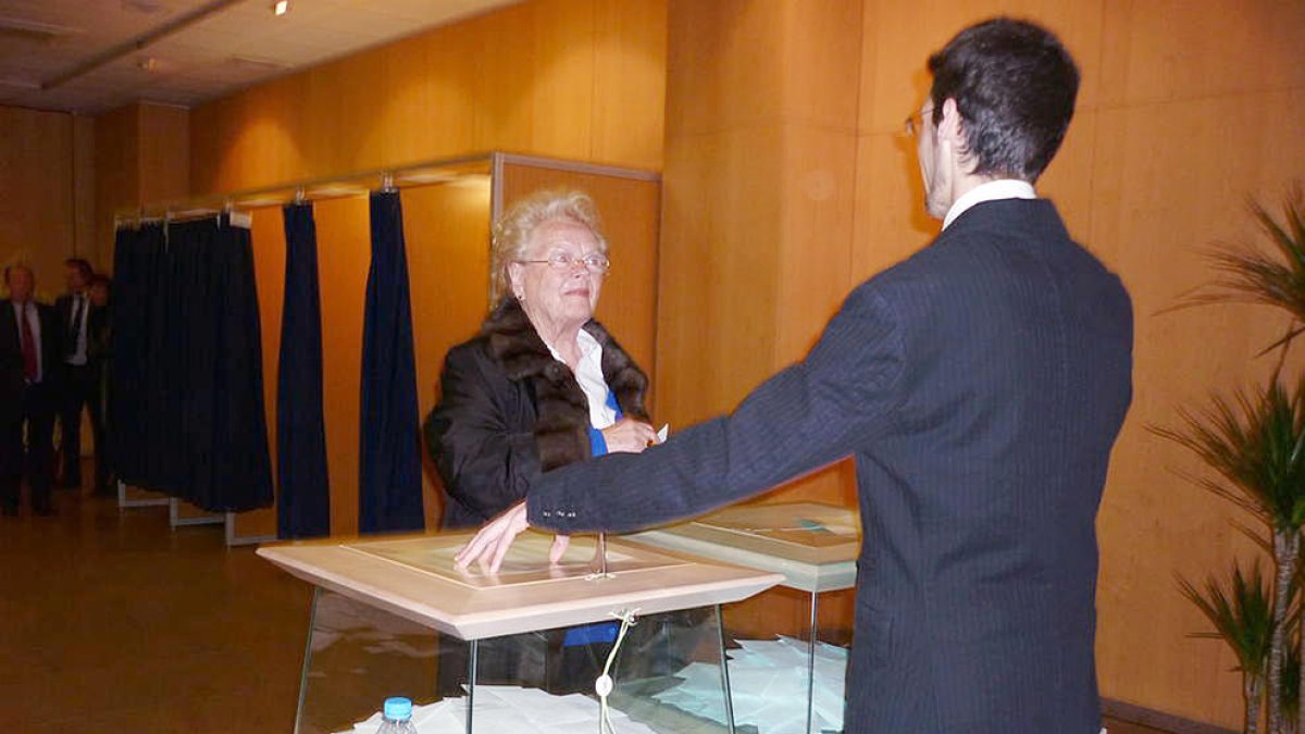 Joaquim Calvó vota en unes eleccions.