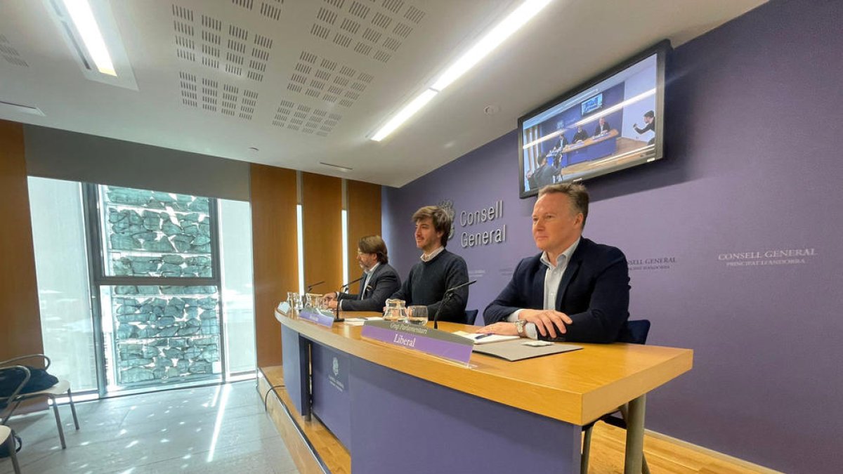 Ferran Costa, Carles Enseñat i Carles Naudi ahir al matí en roda de premsa.