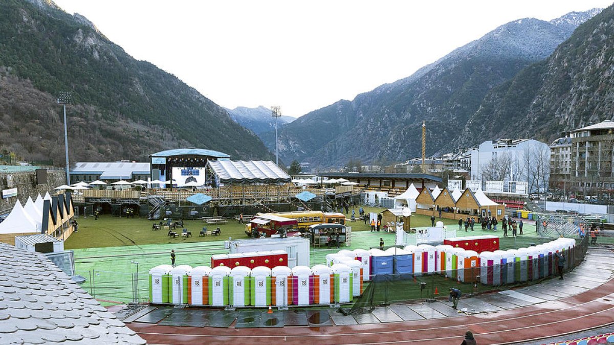 Tasques de desmuntatge de l'escenari.