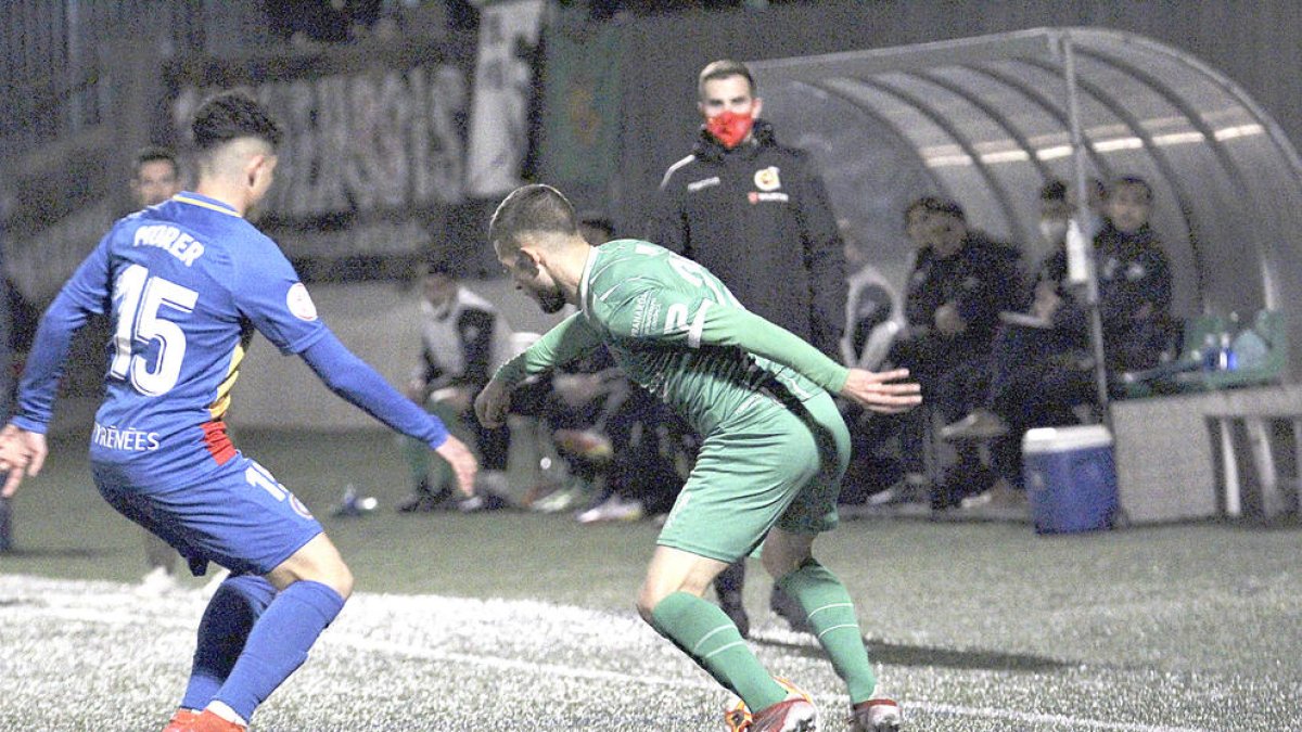 Els jugadors tricolors celebren un gol al Municipal de Cornellà.