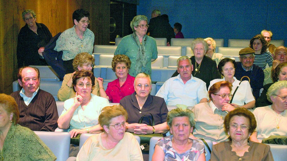 Constitució de l'Associació de Gent Gran de Sant Julià, el 2002.