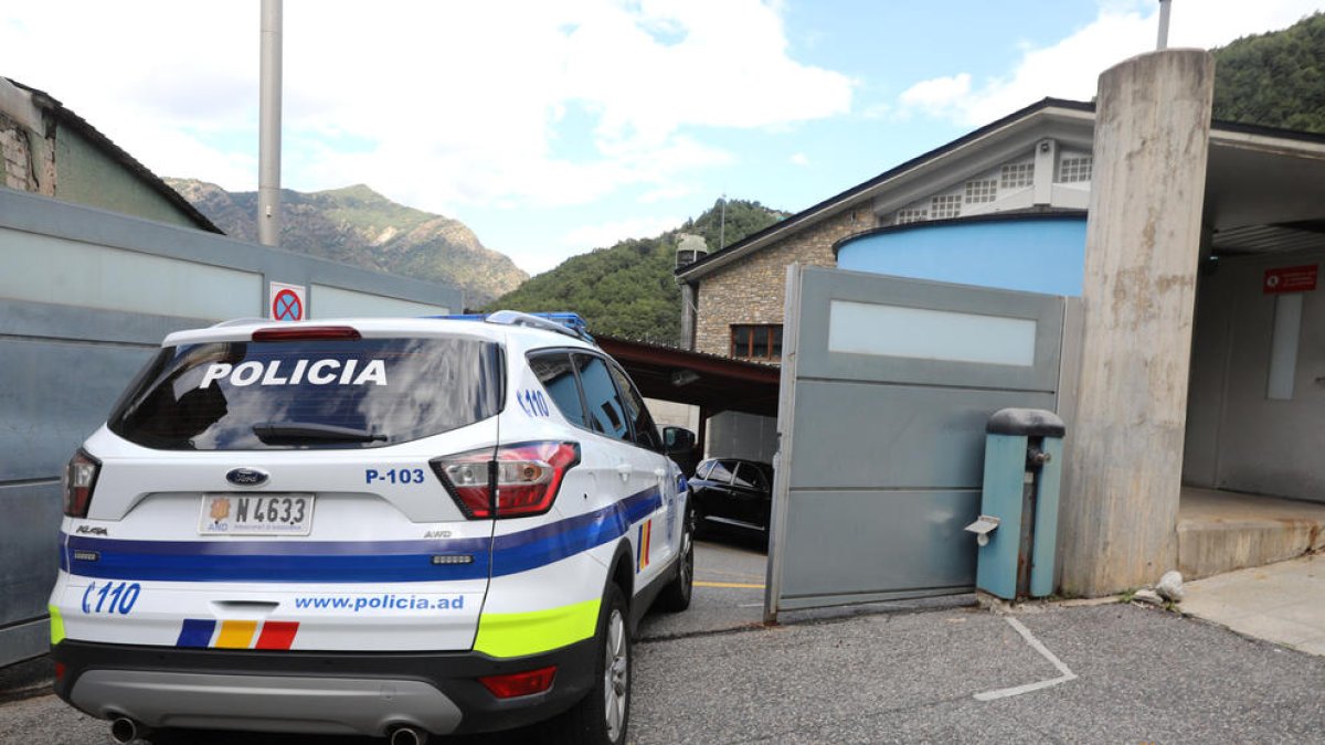 Un vehicle de la policia entrant a la presó.