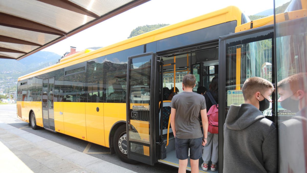 Usuaris accedint a un bus de les concessionàries.