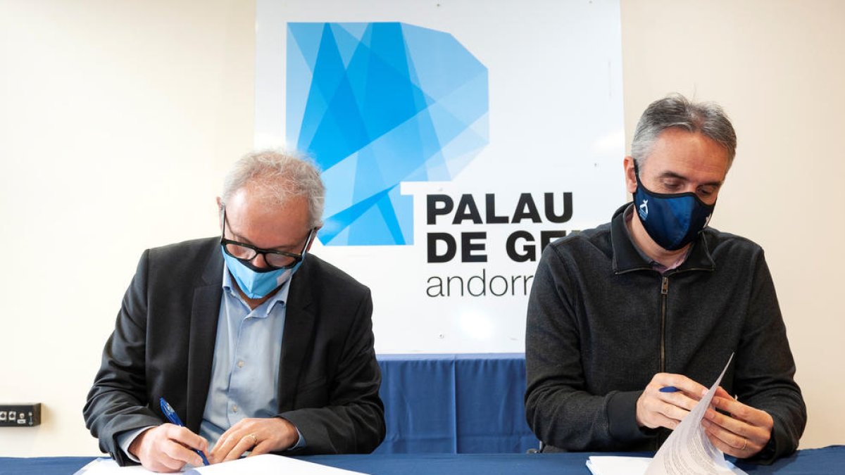 Signatura de l'acord entre el comú i Ensisa.