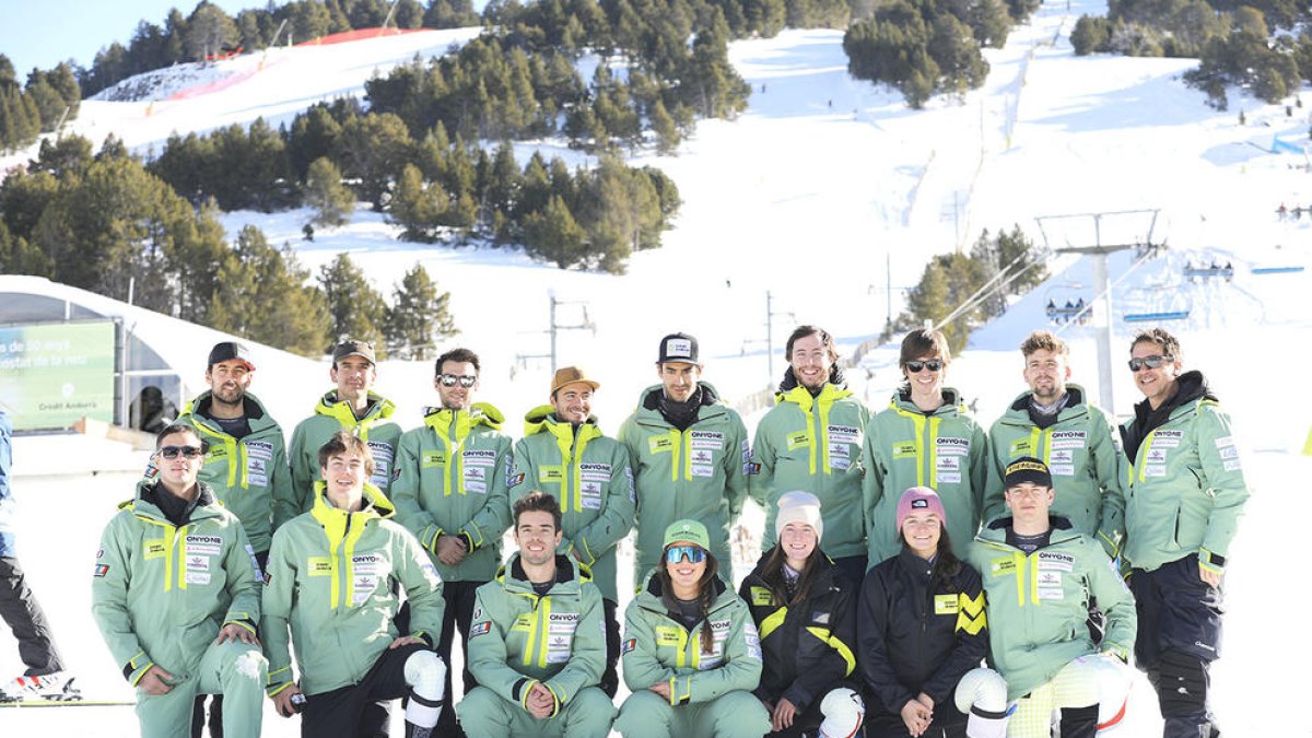 L'equip d'esquí alpí de la FAE durant la trobada celebrada al Tarter al desembre.