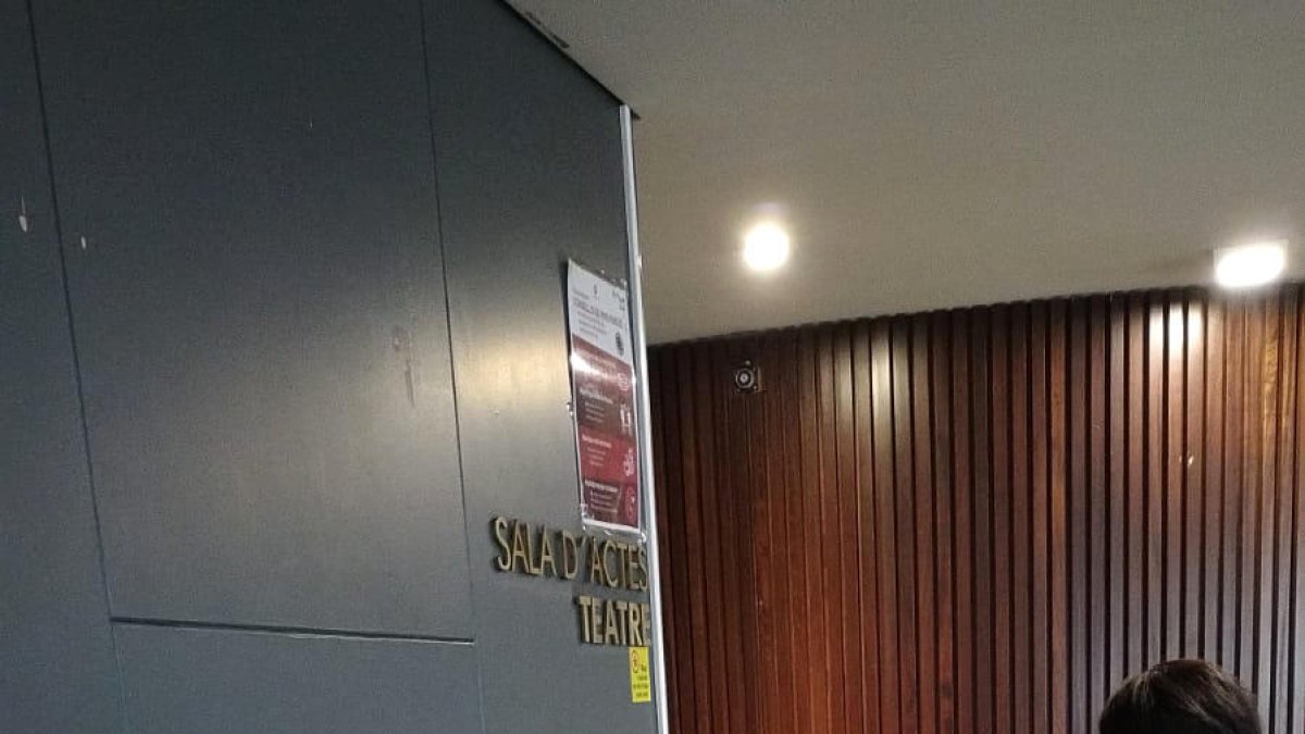 Una dona triant roba en una parada del Vide Dressing.