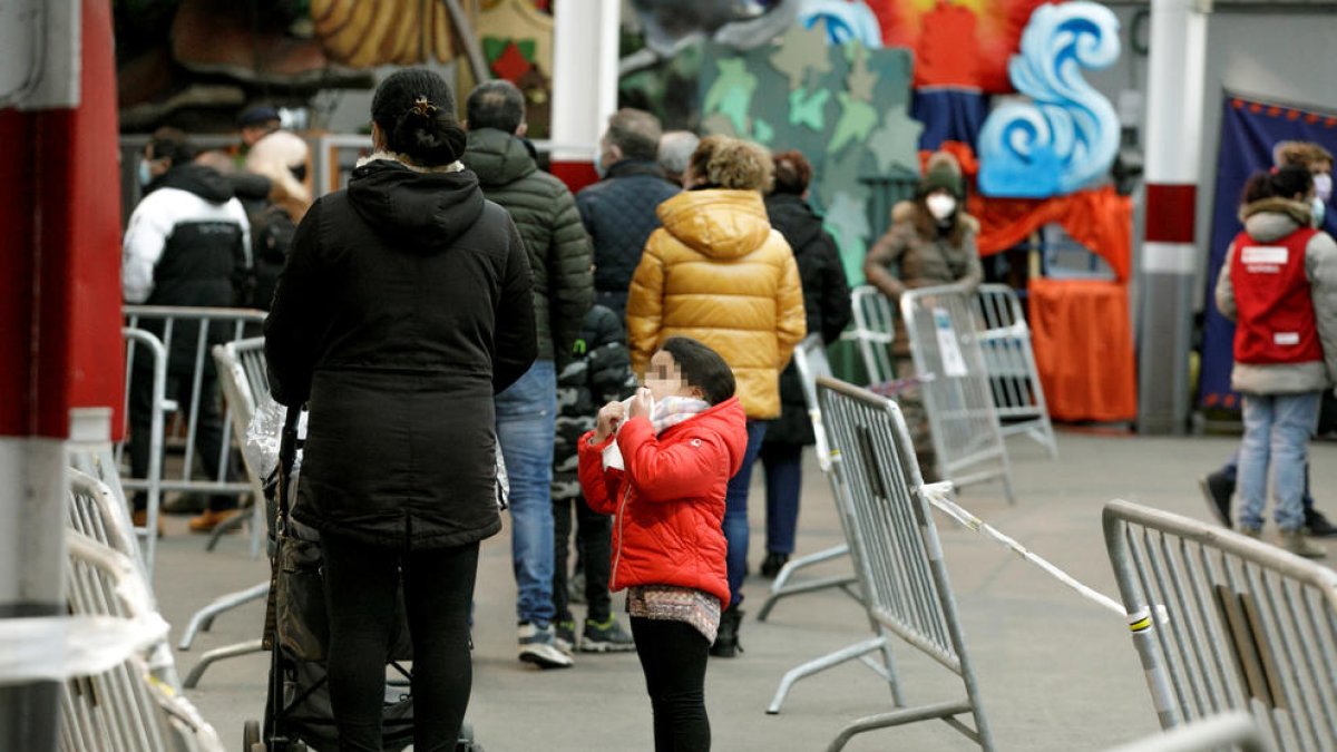 Cua per fer-se una prova diagnòstica del virus.