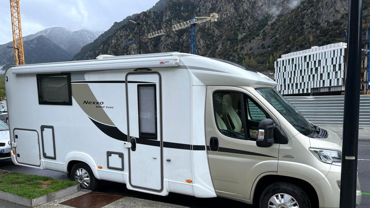 L'autocaravana aparcada a la zona verda.