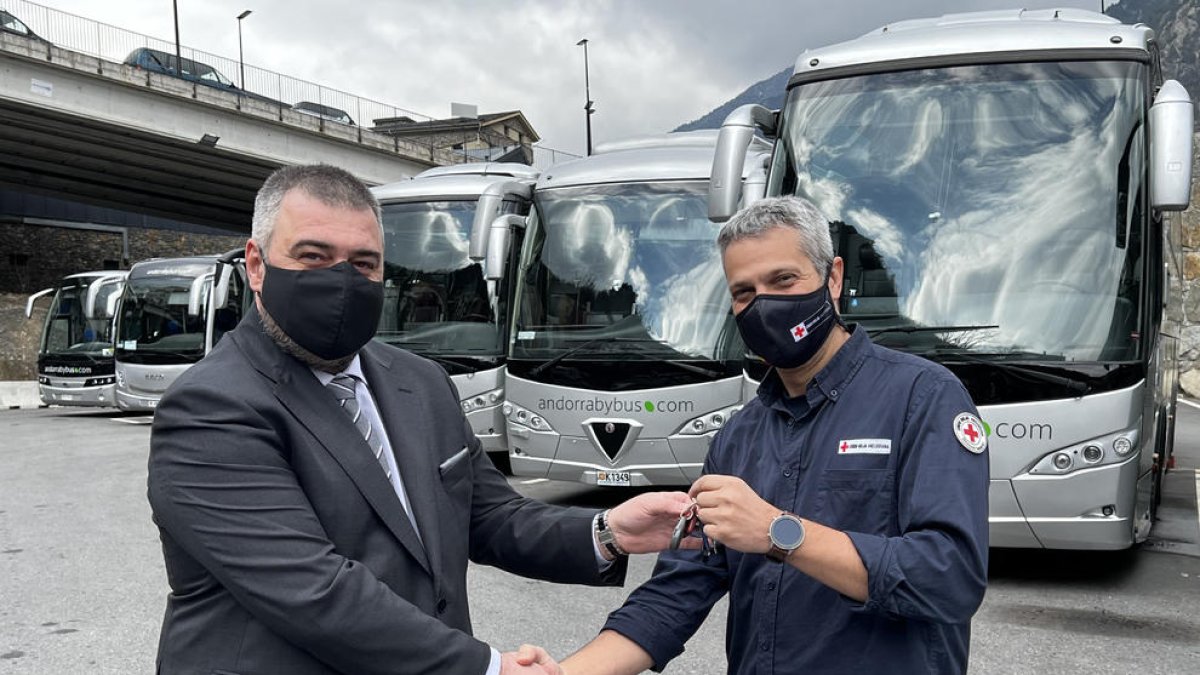 Entrega de claus del vehicle donat per Andbus a la Creu Roja