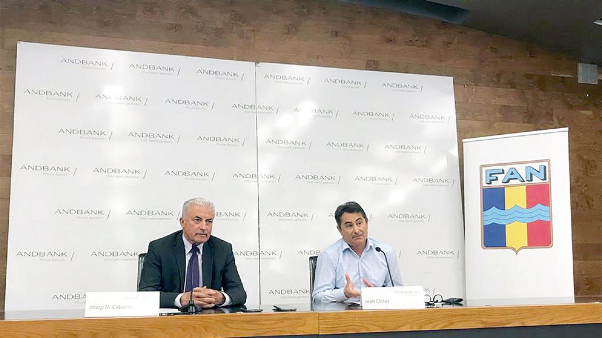 Josep Maria Cabanes, d'Andbank, i Joan Clotet, president de la FAN, ahir.