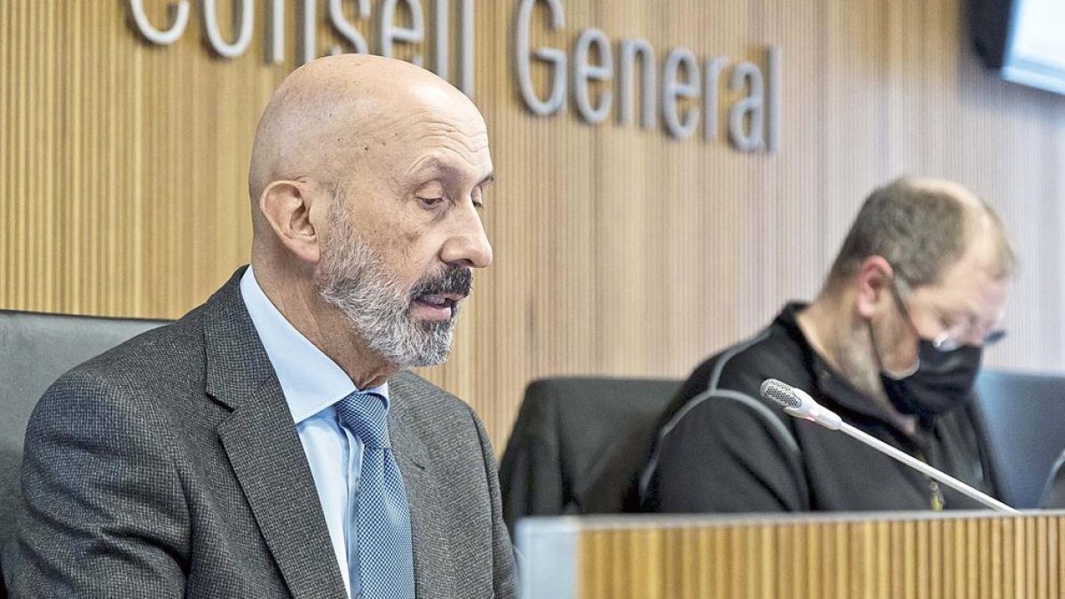 El ministre Benazet a la comissió.