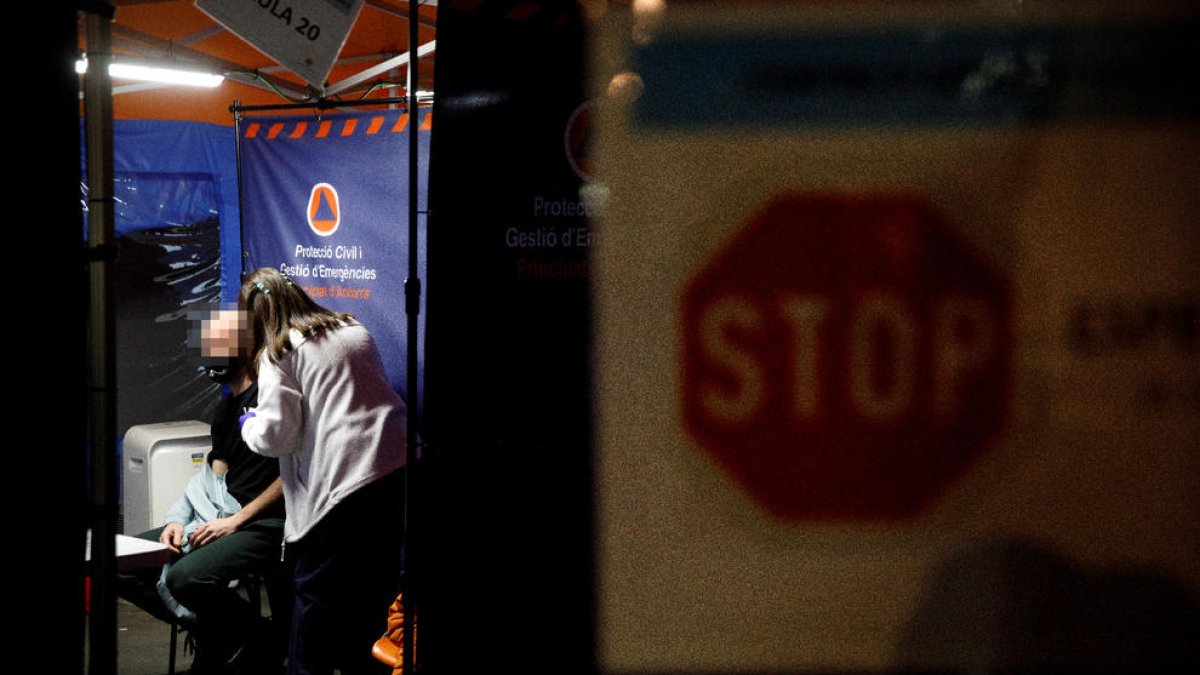 Una sanitària injectant una vacuna al recinte de l'antiga plaça de braus.