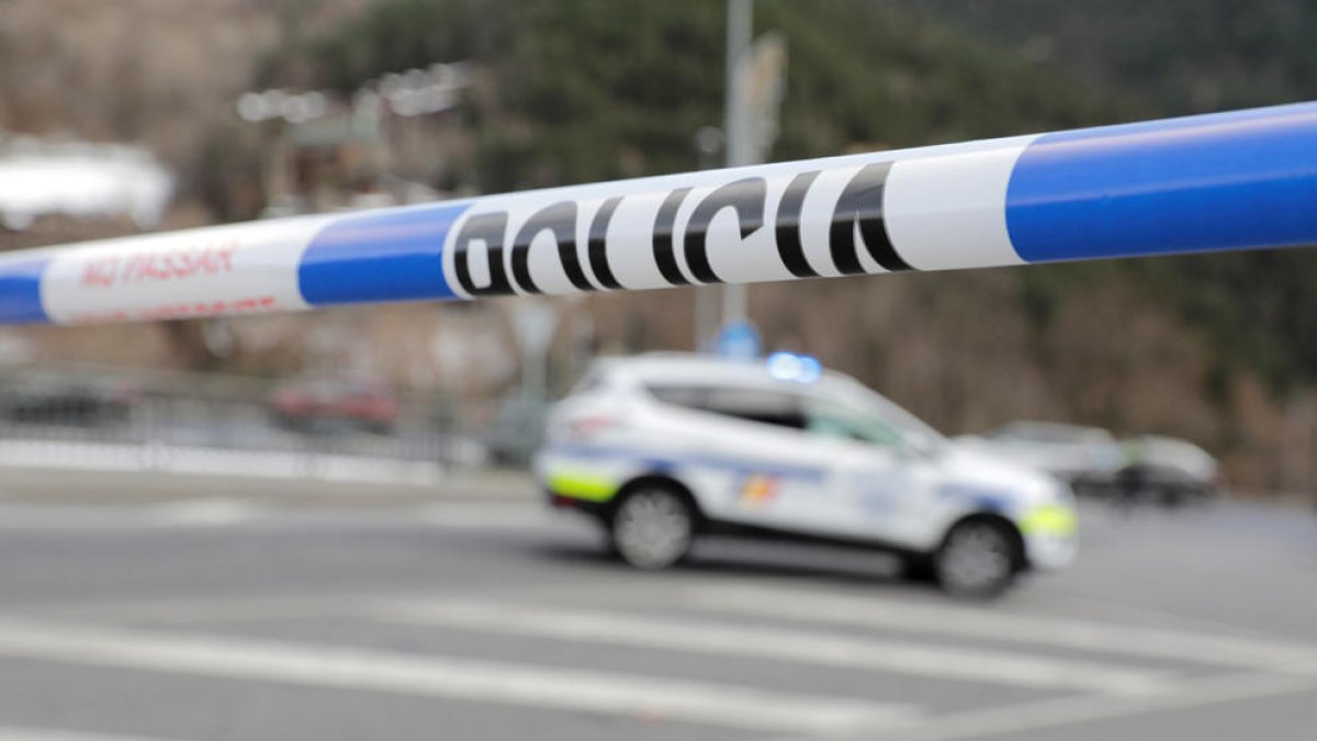Un vehicle de policia patrullant.
