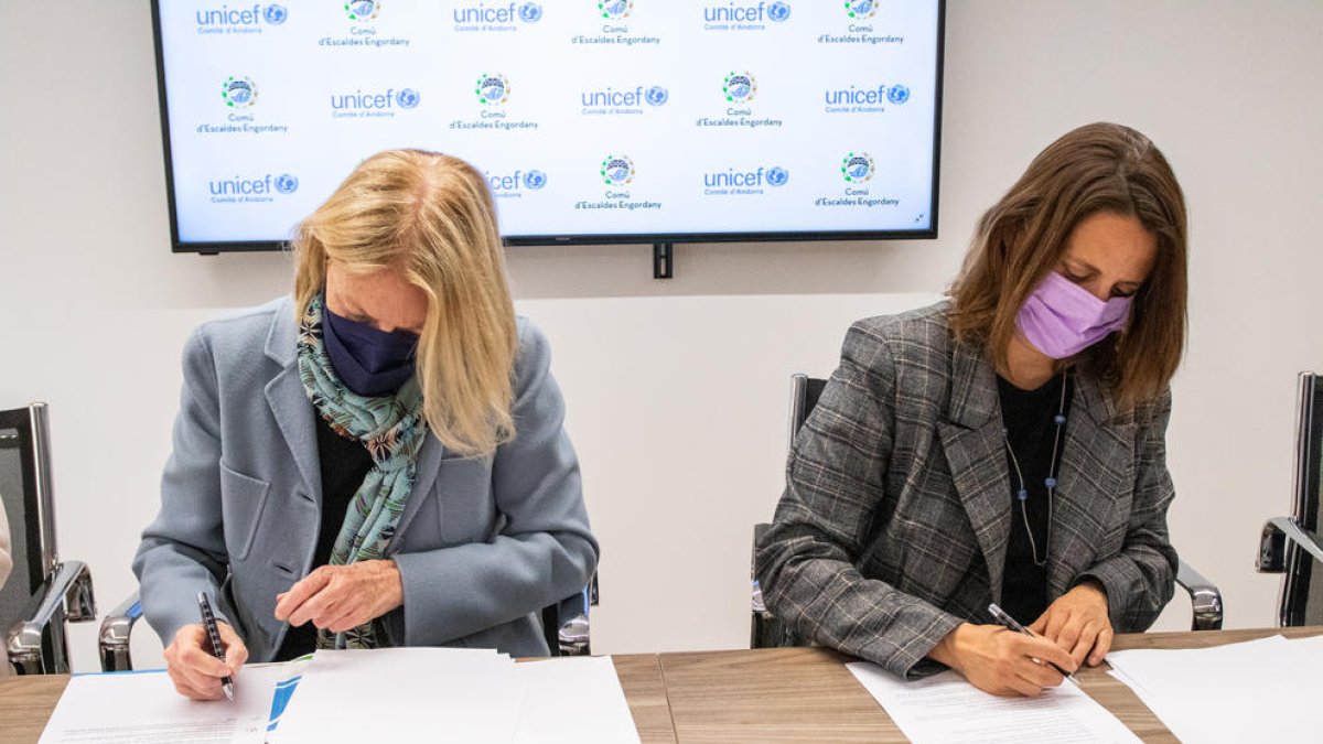 La cònsol major, Rosi Gili i Laura Álvarez, presidenta d'Unicef
