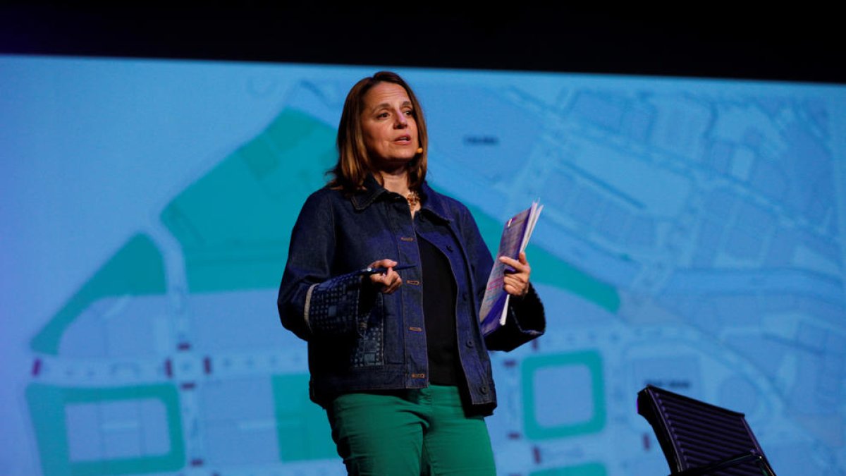 La cònsol major, Rosa Gili, ahir a la reunió de poble.