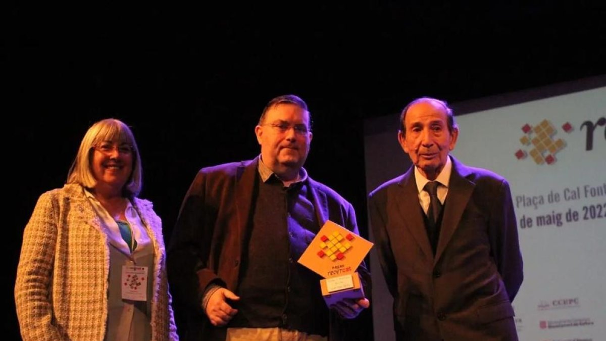 Àngels Mach recull el premi de la SAC