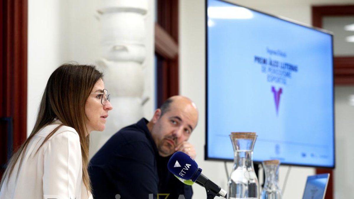 Sílvia Riva i Gorka Aixàs en la presentació del premi aquest matí