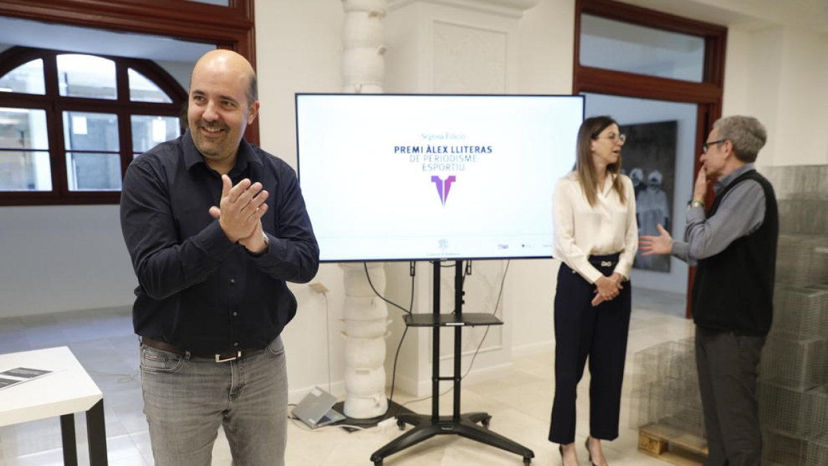 Gorka Aixàs, en primer terme, a la presentació del Premi Àlex Lliteras de periodisme esportiu