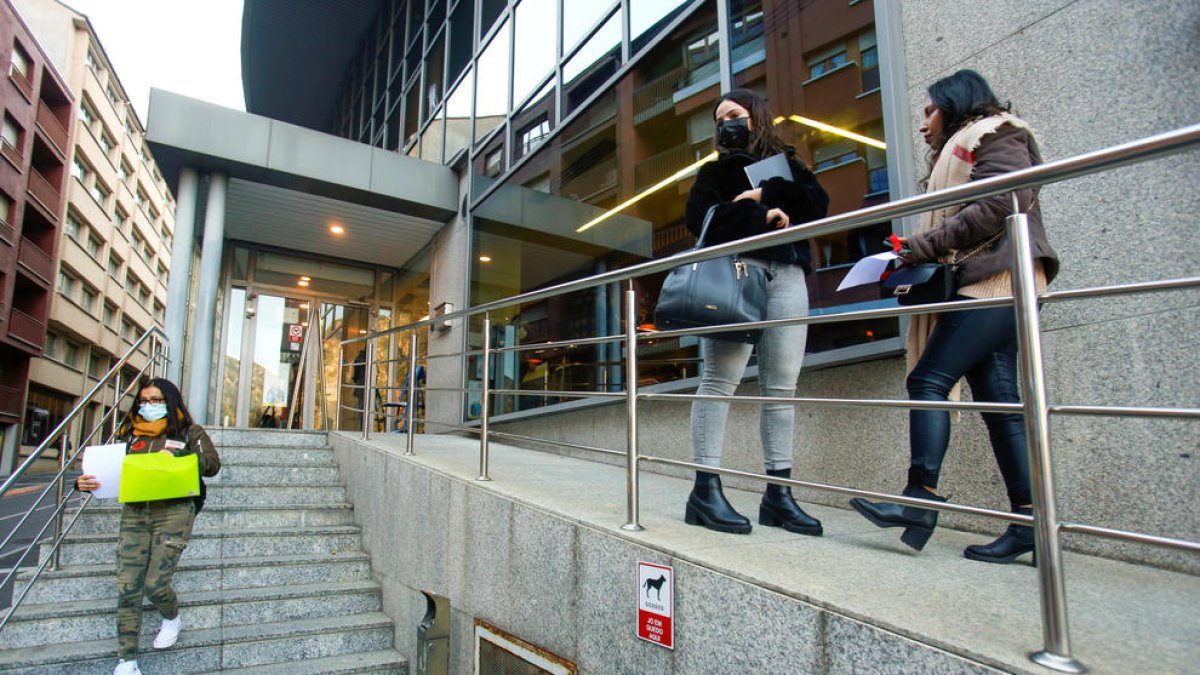 L'exterior del servei d'Immigració.