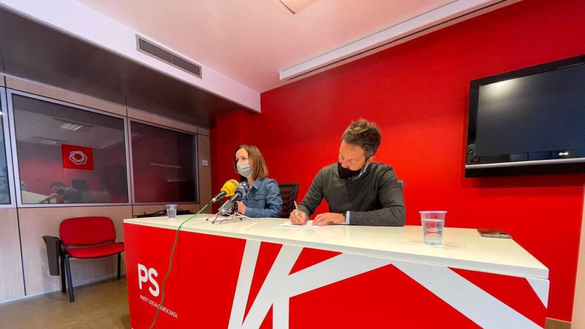 Marta Pujol i Pere López a la seu del PS.