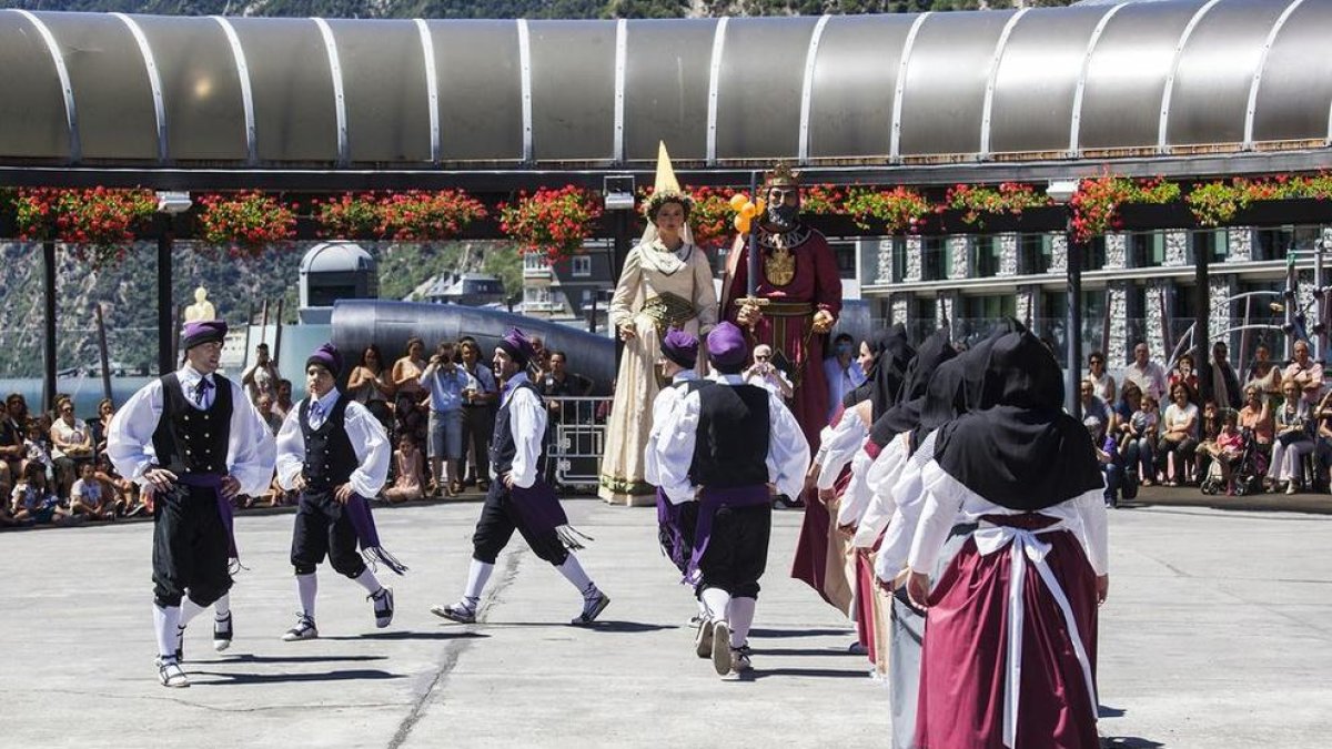 Actuació de l'Esbart dansaire a la festa major d'Andorra la Vella