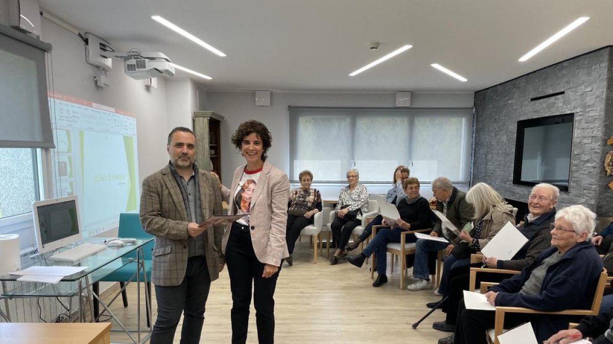 Marc Casal entrega una de les claus dels horts de Canillo