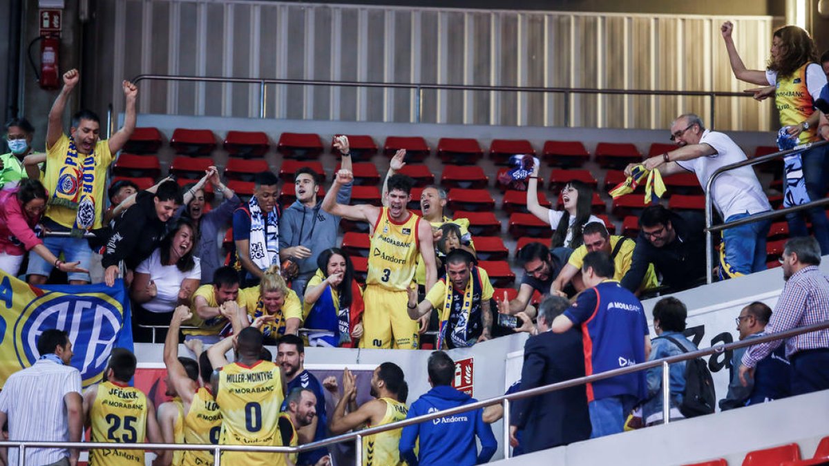 Els andorrans es van fer amb el triomf després de dues pròrrogues i en acabar ho van celebrar amb l'afició.