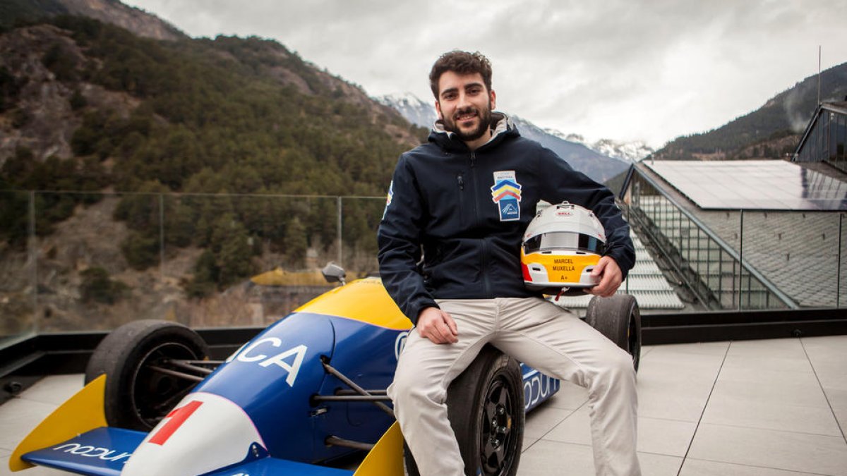 Muxella, amb el monoplaça.