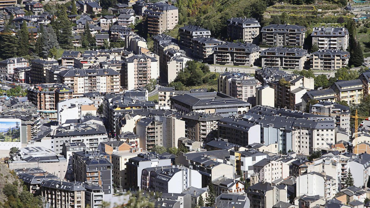 Façanes d'habitatges del país.