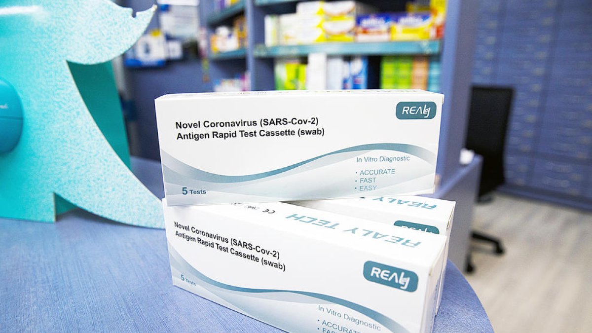 Dos tests d'antígens.