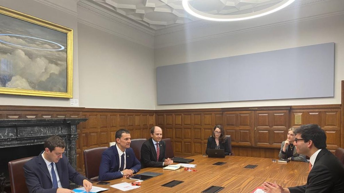 La delegació andorrana amb el ministre de Comerç Internacional del Regne Unit, Ranil Jayawardena