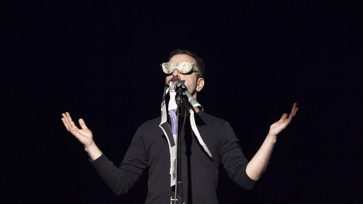 El poeta Eduard Escoffet ofereix un ampli ventall de treball amb la veu, el cos i l'espai