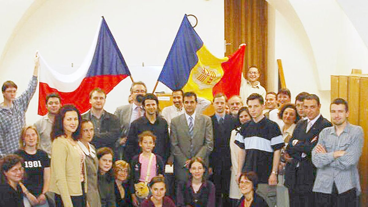 Visita del Govern a Praga per inaugurar l'Aula de recursos de català Carlemany el 2002.