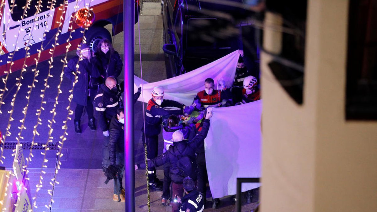 Policia, bombers i sanitaris amb el ferit, un home d'uns 40 anys.