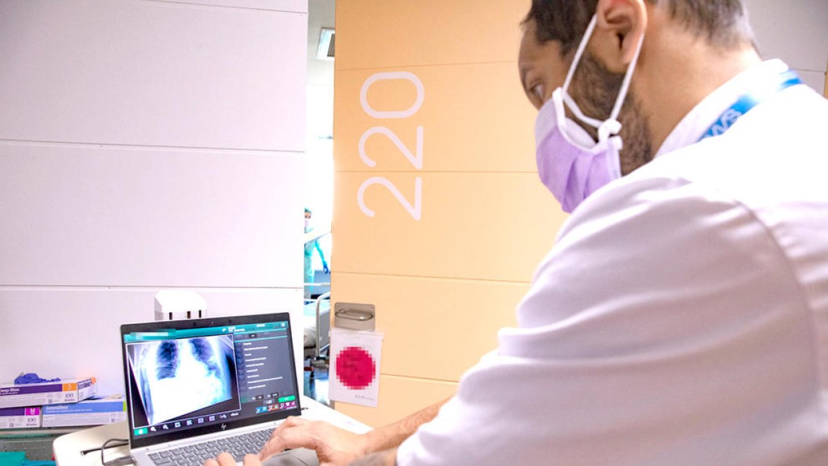 Un sanitari realitzant una radiografia a la planta covid.