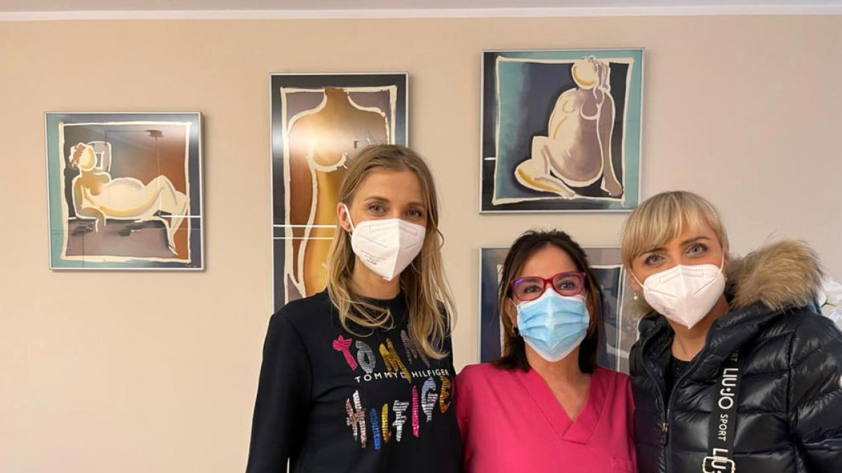 Liudmila, a l'esquerra, amb la ginecòloga i la seva germana que viu a Andorra, ahir.